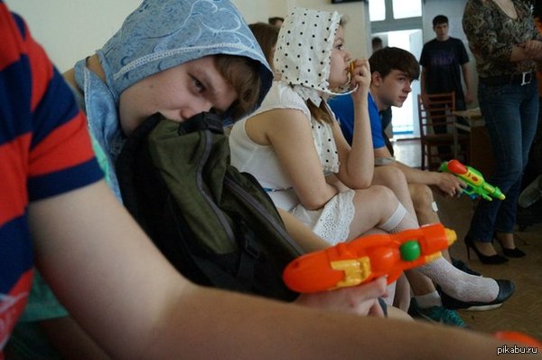 Была неделя радуги в школе , и мой друг что-то приуныл:(