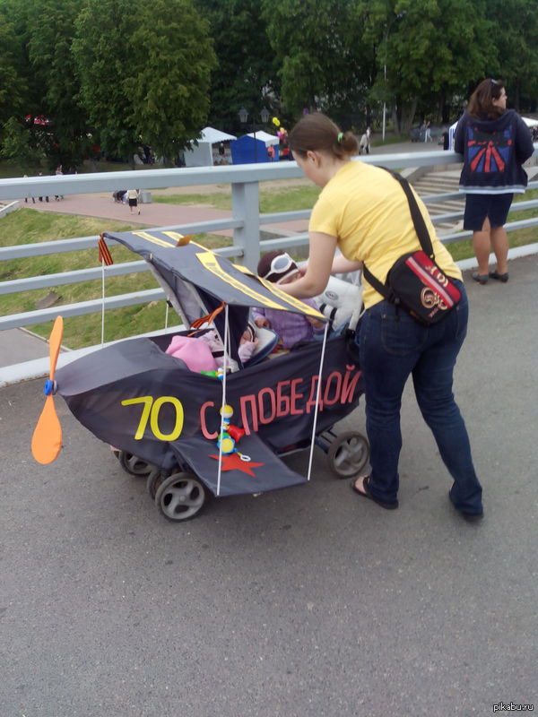 Креативная коляска для двоих юных пилотов