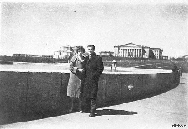 Ли Харви Освальд с Мариной Прусаковой на набережной Минска. 1961.