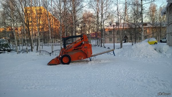 Убираешь ты такой снег, убираешь и что то приуныл...