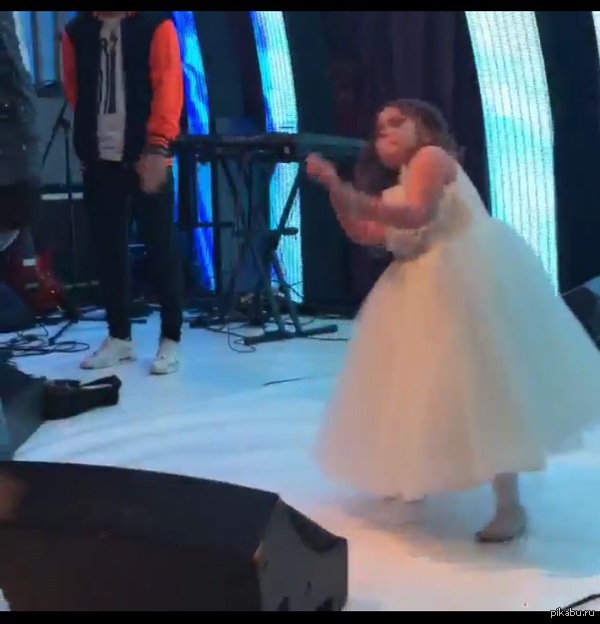 Зажигательный танец на свадьбе Ксении Бородиной
