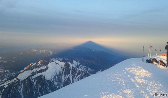 Эльбрус альп. Снежные горы Эльбруса. Вид с вершины горы. Вид с Эльбруса. Снежные горы с высоты.