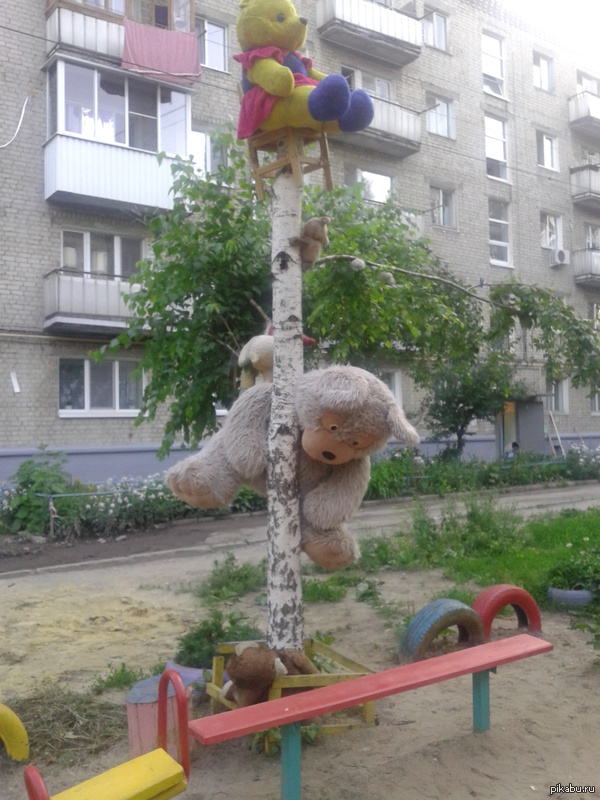 "Монумент смерти" на детской площадке