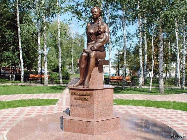 Памятник матерям