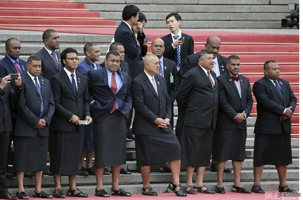 Нет, это не Шотландия, это премьер и члены правительства Фиджи в традиционных юбках, которые приехали с официальным визитом в Китай.