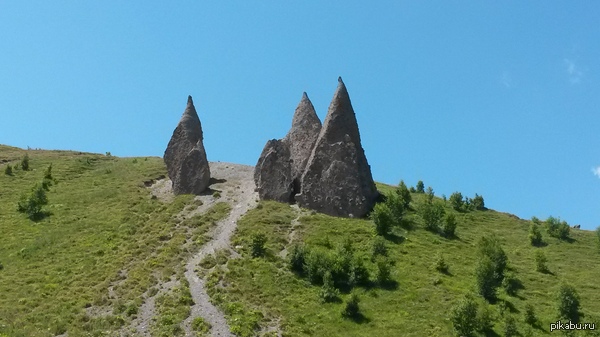 необычные скалы в Джылы Суу. Балкария
