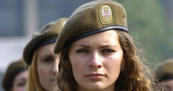 Сербия девочки. Сербские девушки. Красивые девушки Сербии. Сербские девушки в армии. Сербские девушки в военной форме.