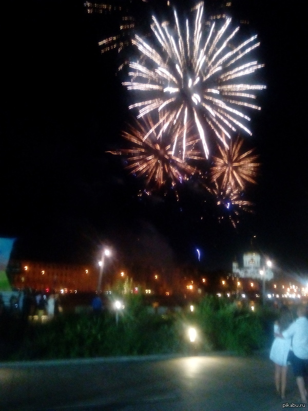 Сегодня в 22:55 на набережной Москва-реки наблюдал салют, который запускали с кора6ля.