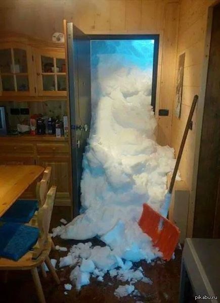 Сугробы на дверь. Дверь завалило снегом. Куча снега за дверью. Открыл дверь а там снег. Дверь в сугробе.