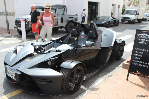 Вот такой "Бэтмобиль" стоит в порту Малаги.