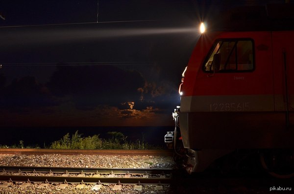 Локомотив на фоне моря