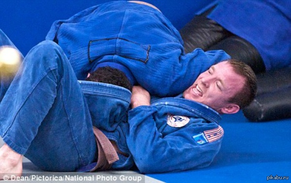    .          http://www.bjjee.com/featured/filmmaker-guy-ritchie-promoted-to-bjj-black-belt-by-renzo-gracie/