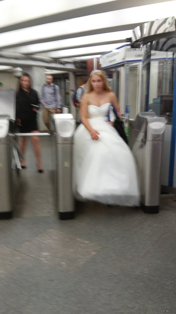 Сбегает со свадьбы