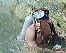 Путин в батискафе погрузился на дно Черного моря и опять обнаружил "большое количество амфор"