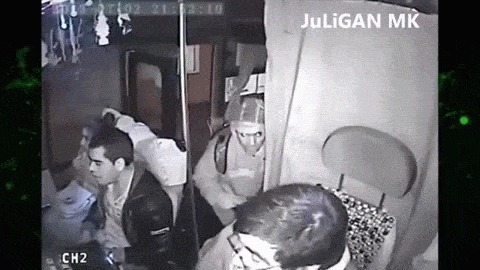 Грабитель огреб от пассажира полное видео в комментариях