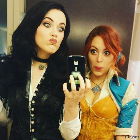 So this is what they were doing while Ciri was running from the Hunt... - Yennefer, Triss Merigold, Witcher, Cosplay, Selfie