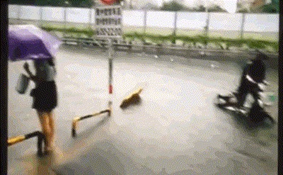 Уясе шагнула...
