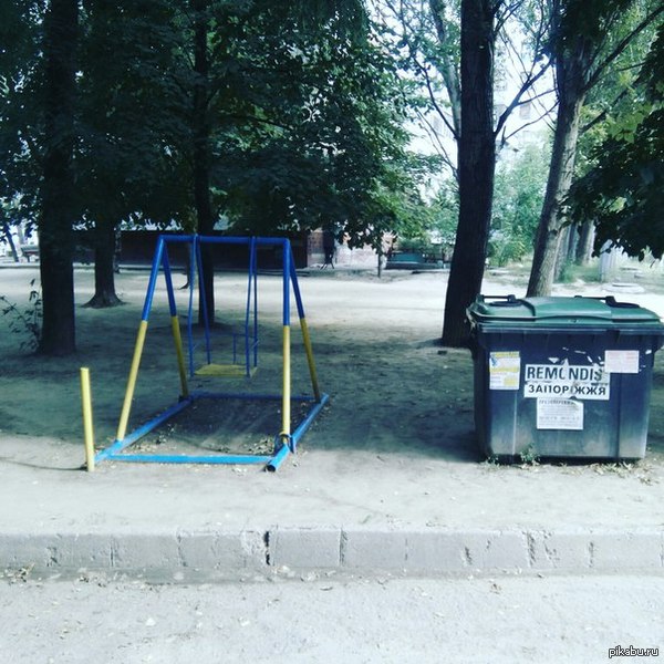 Суровые детские площадки Запорожья)
