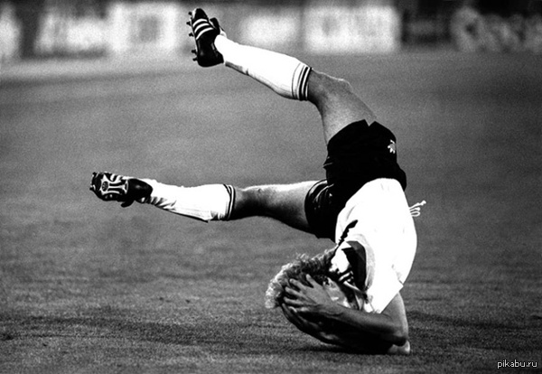 Чрезмерная симуляция Юргена Клинсманна в игре со сборной Аргентины на чемпионате мира в 1990 г.