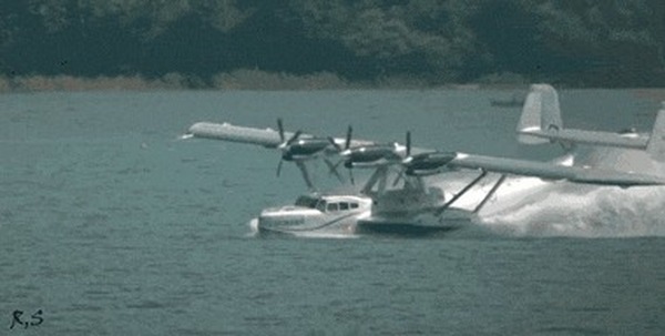 Самолет летающий по воде. Самолет который приземляется на воду. Самолет который садится на воду. Самолет на воде. Гидроплан.