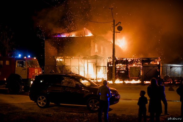 Рынок в подмосковном Сычёво спустя всего час после появления первых признаков пожара