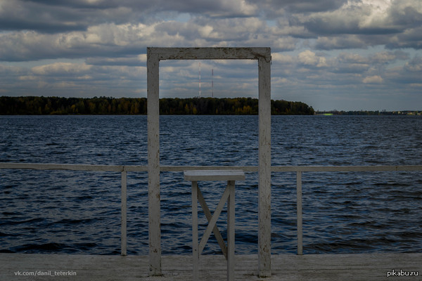 окно в сторону озера