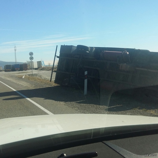 Осень. Новороссийск. Ветер. Опять "Газели" летают как мухи.