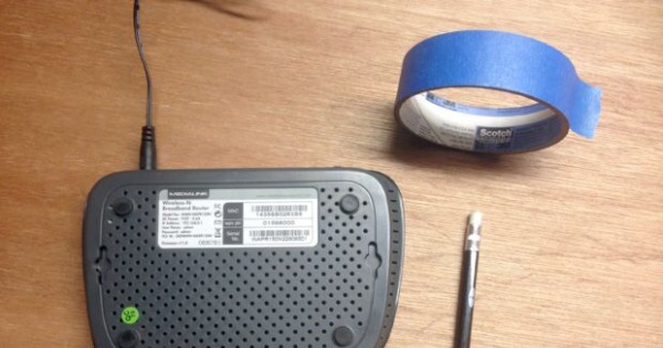 Держатель для роутера. Крепление роутера на стену. Роутер huawei ax3 на стене. Держатель для роутера на стену без сверления. Роутер на стене.