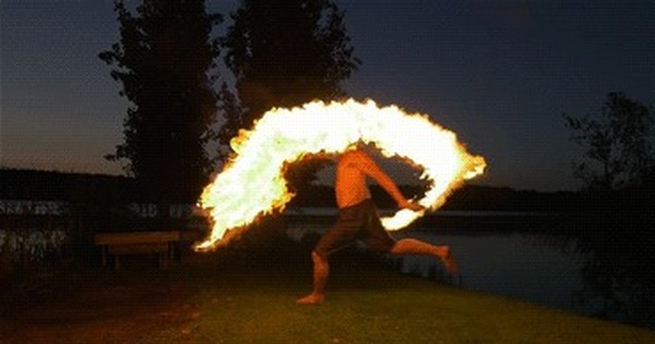 Костер прыжок. Купалле прыжки через костер. Ивана купала прыжки через костер ночью. Праздник холи в индии сожжение чучела. Прыжки девушек через костёр на ивана купалу.