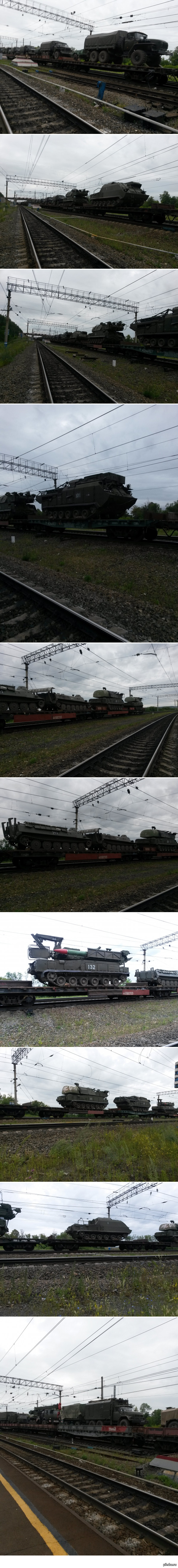 Поезд с военной техникой. Фотографировал на тапок,сильно не пинайте.