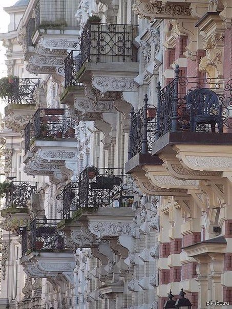 Балконы на домах в париже