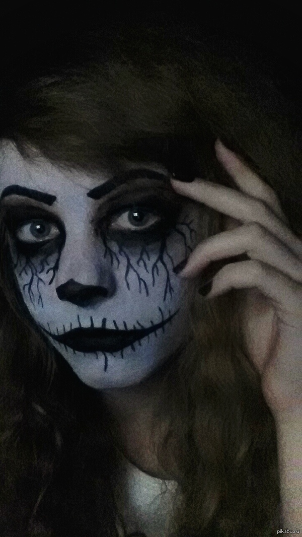 Вчера был Хеллоуин. Я знаю, что многие наряжались в костюмы, делали страшный макияж. Вот мой. Рисовала гуашью :D Кидайте свои образы в комы.