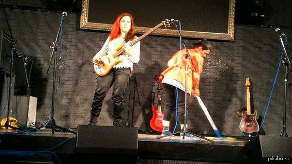 Чего это вы тут музыку свою сотонинскую играете? Ходют тут всякие, топчут!