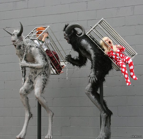 Крампус крадёт непослушных детей (видимо реклама к одноимённому фильму)