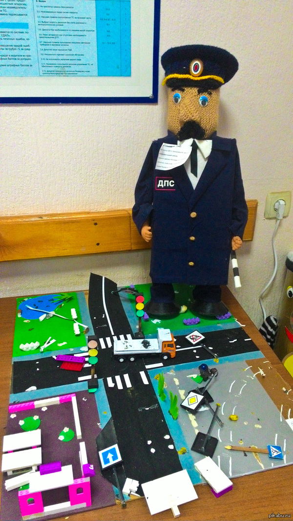 Сфотографировал сценку в одном из региональных подразделений ГИБДД, которая отражает нашу действительность