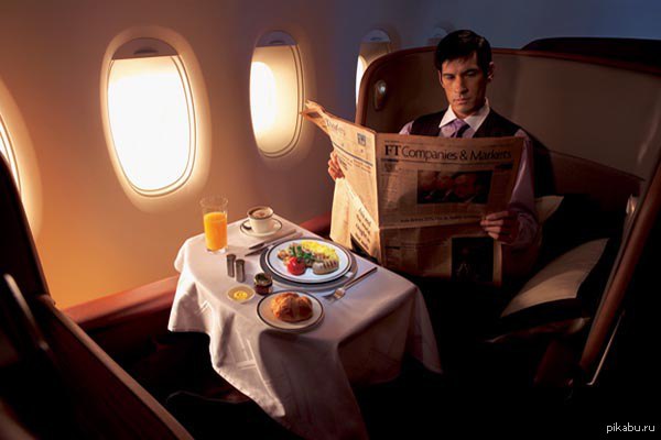 Столик в самолете. Мужчина в самолете. Мужчина в бизнес классе самолета. Парень в самолете. Завтрак в самолете.