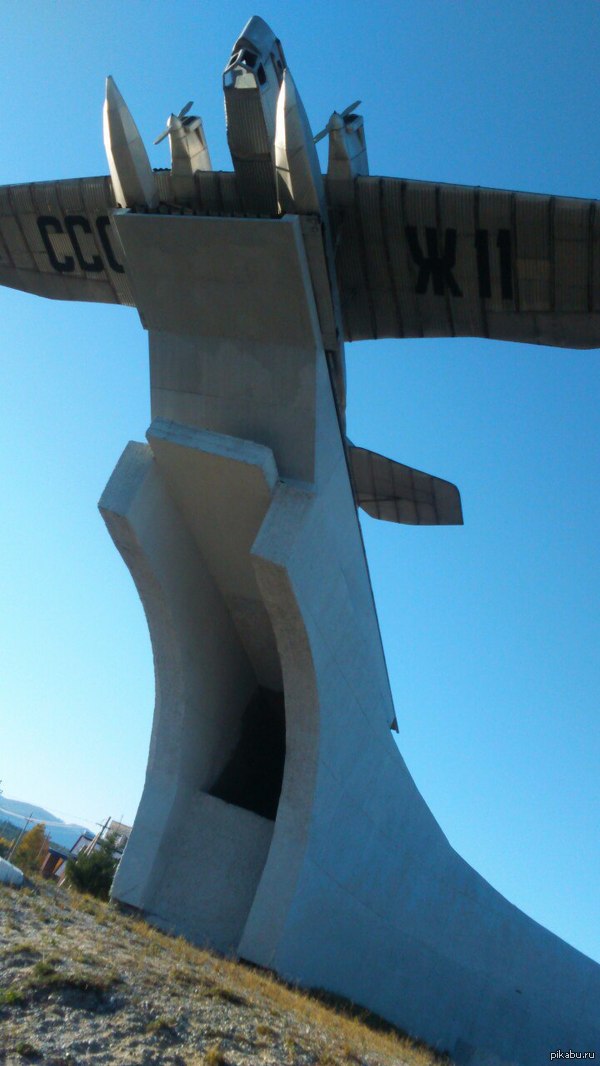 Памятник самолёту, Таксимо 
