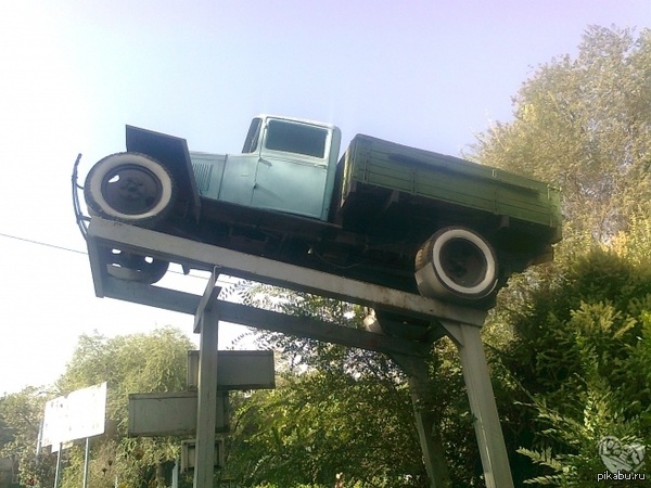 Памятник «ГАЗ АА Символ трудовой и ратной славы ветеранов-автомобилистов» в г. Алматы