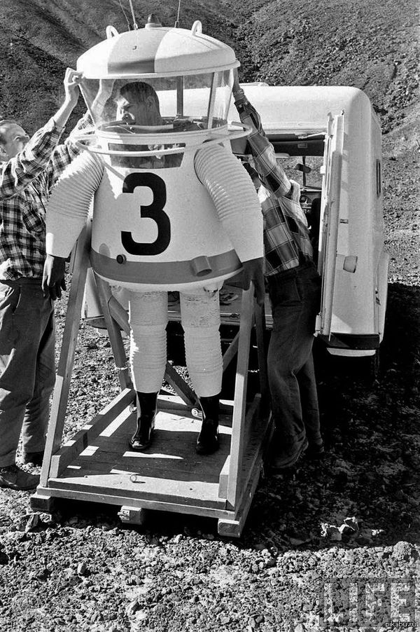   Lunar Exploration Space Suit Mark 1     .  (1960 )
