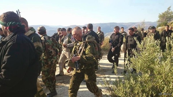 Спасённого штурмана сбитого Су-24 сопровождают спецназовцы