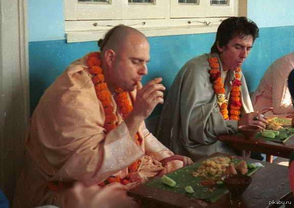 Ничего необычного, просто Элис Купер вкушает прасад.