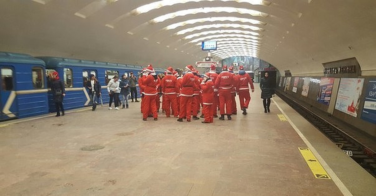 Флешмоб деда мороза в метро. Дед Мороз в метро. Дед в метро. Дед Мороз на метро Безымянка. Метро дед морозино.