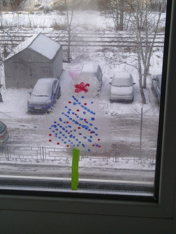 Frost painted a Christmas tree on the window, and I decorated it. - Window, Patterns, My, My, Christmas trees, New Year