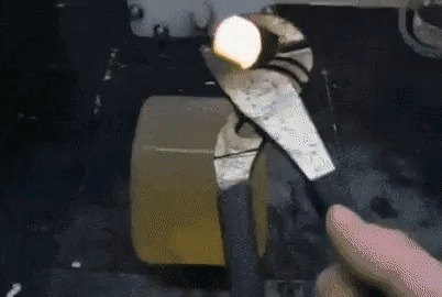 Горячий никелевый шар тонет в желатине