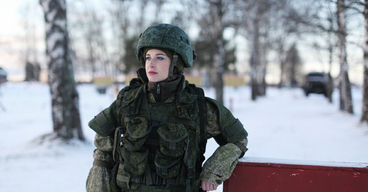 Военные шапки на девушках