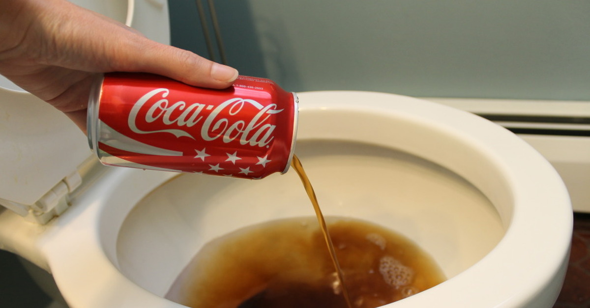 Кока кола отмыть. Cool Cola выливают в унитаз.