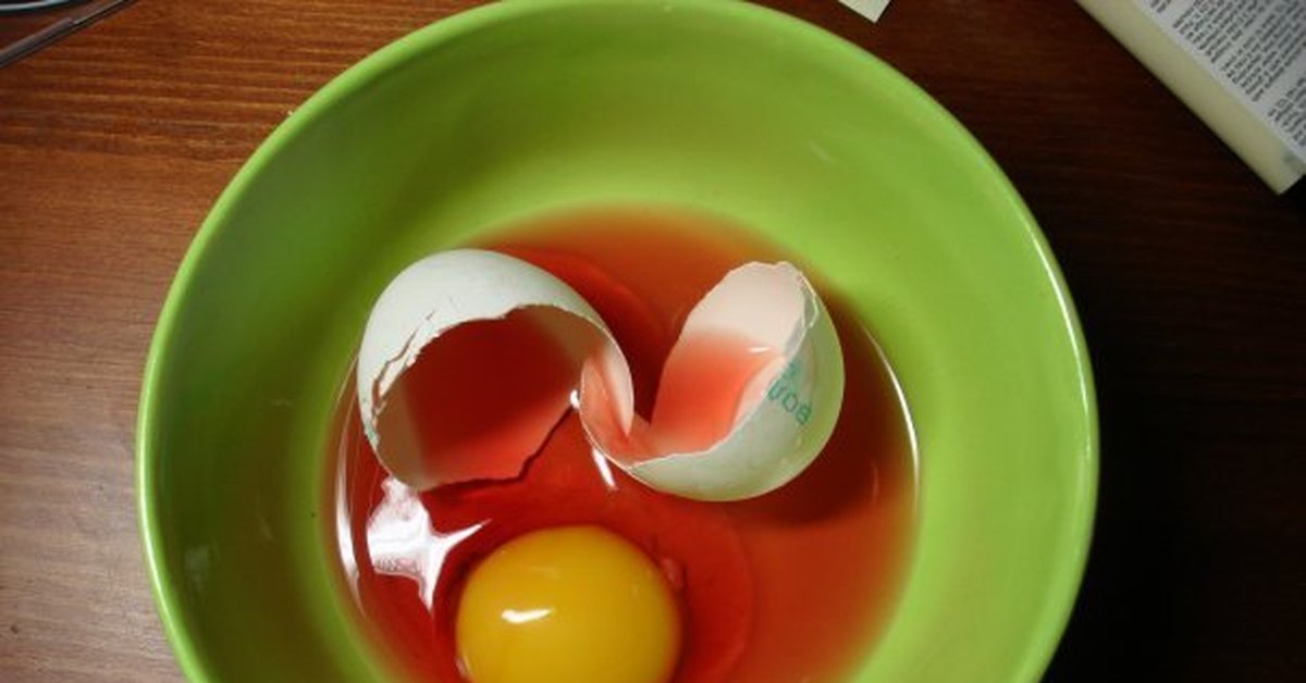 Почему мутные белки яиц. Куриное яйцо красное внутри что это. Красный белок в курином яйце.