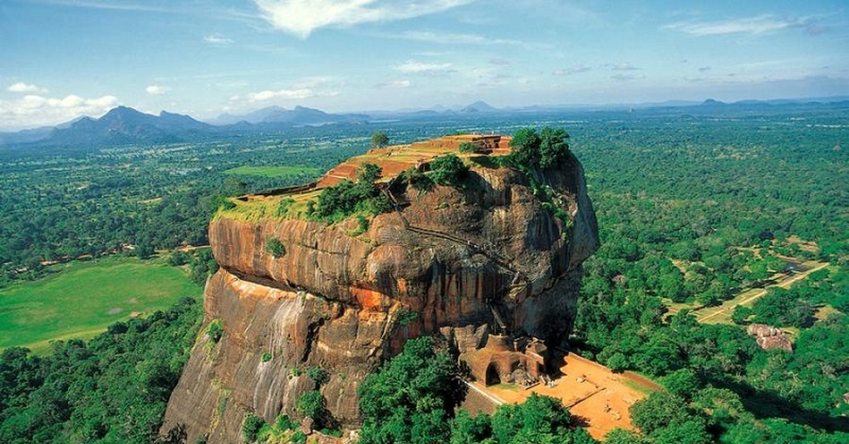 Шри ланка видео. Sigiriya Sri Lanka глыба среди леса. Srilankan Airlines Коломбо - Сигирия. Глыба среди дремучего леса Шри Ланка.