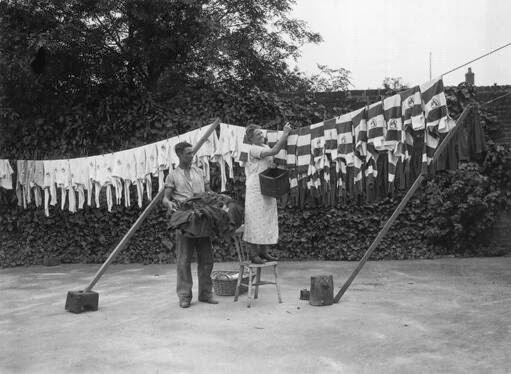 Личная прачка английского футбольного клуба Тоттенхэм Хотспур развешивает форму игроков после стирки перед началом нового сезона, 1935 год.