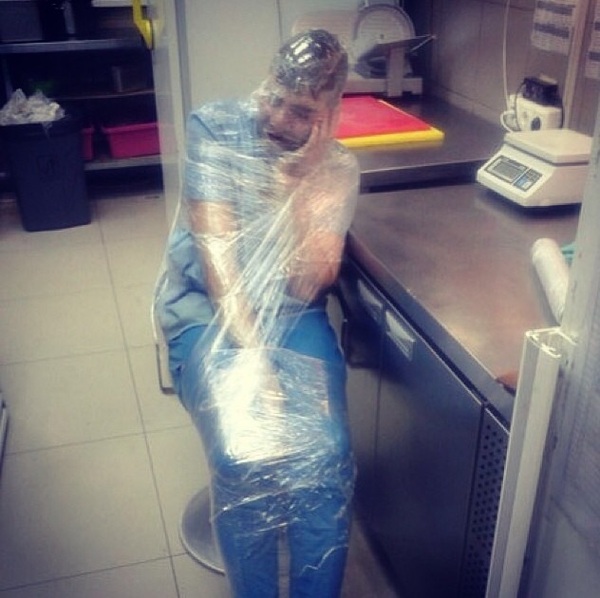 Заболтался на работе и получил наказание от человека-пищевая плёнка